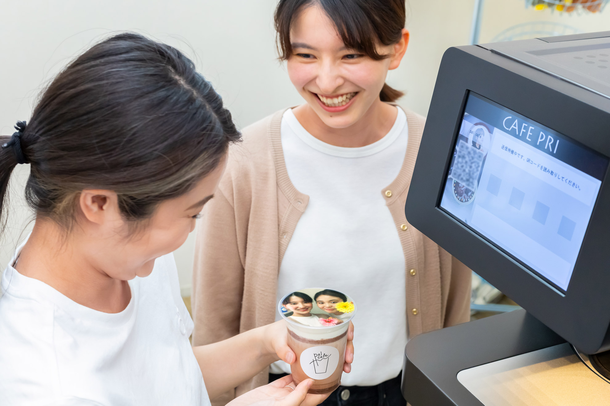 ドリンクに印刷を行なっている画像
