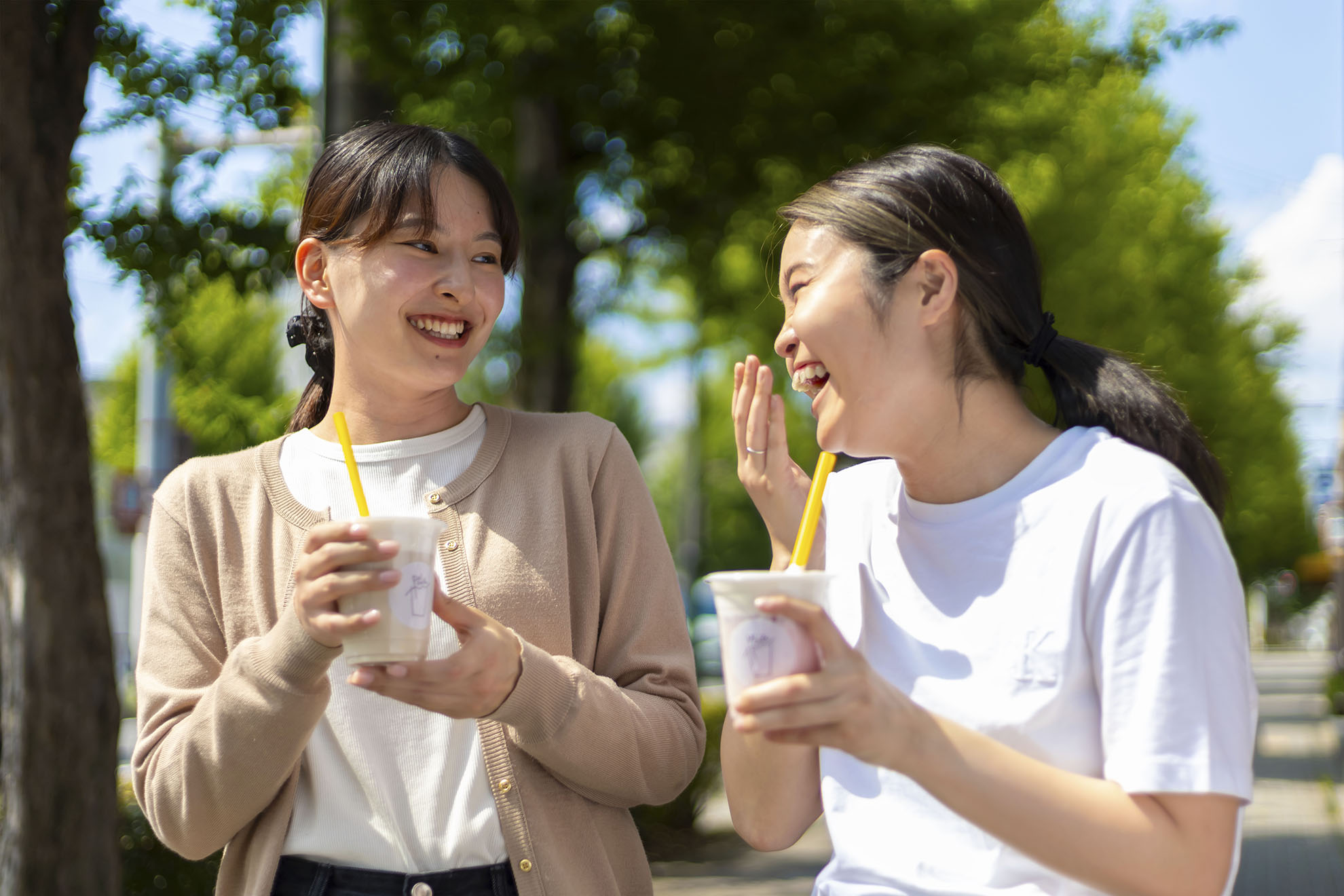 女性二人がドリンクを飲んでいる画像