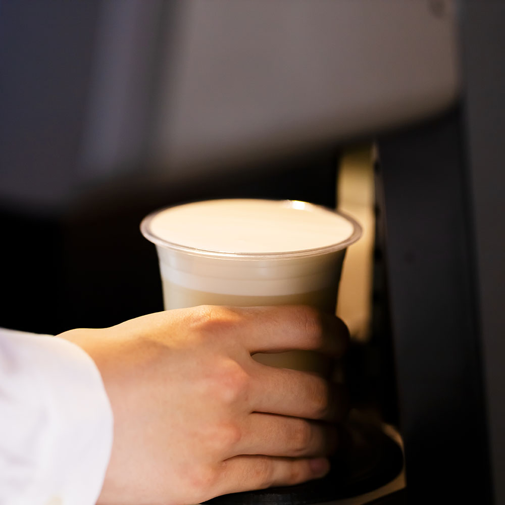 ドリンクの器をプリント機械におく